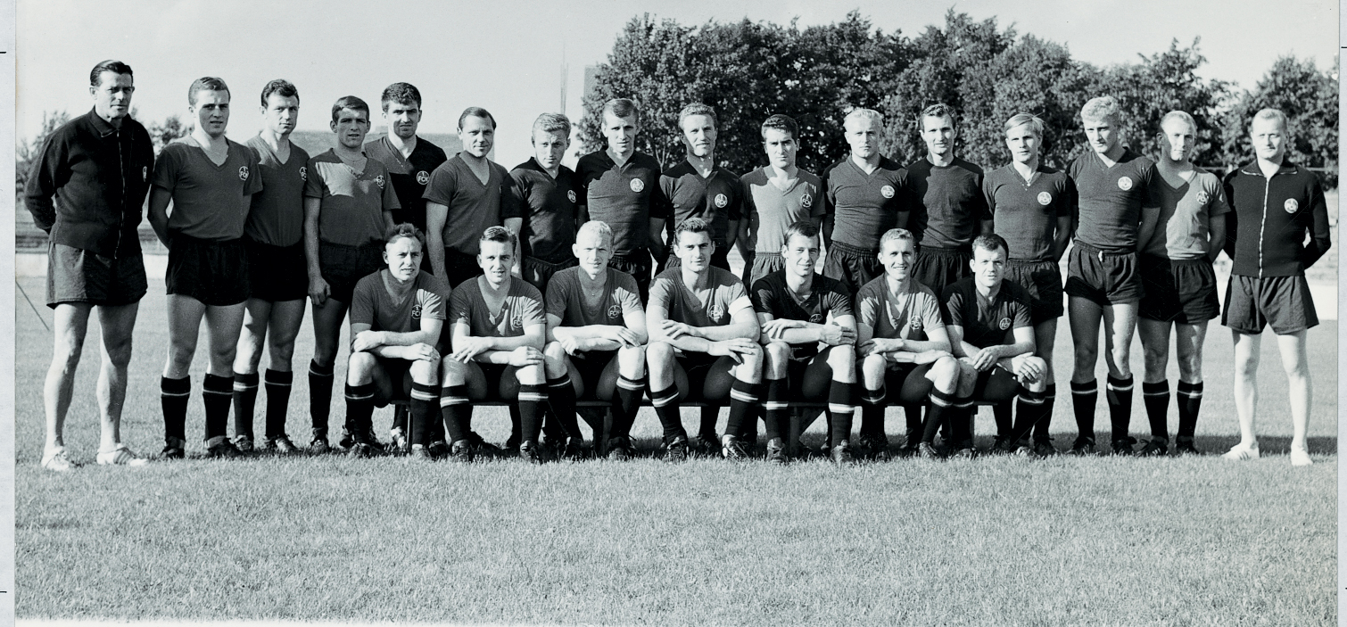 <span  class="uc-style-23778163112" style="font-family:'Open Sans';font-weight:300;font-size:42px;color:#ffffff;">Die Mannschaft von 1963/64</span>