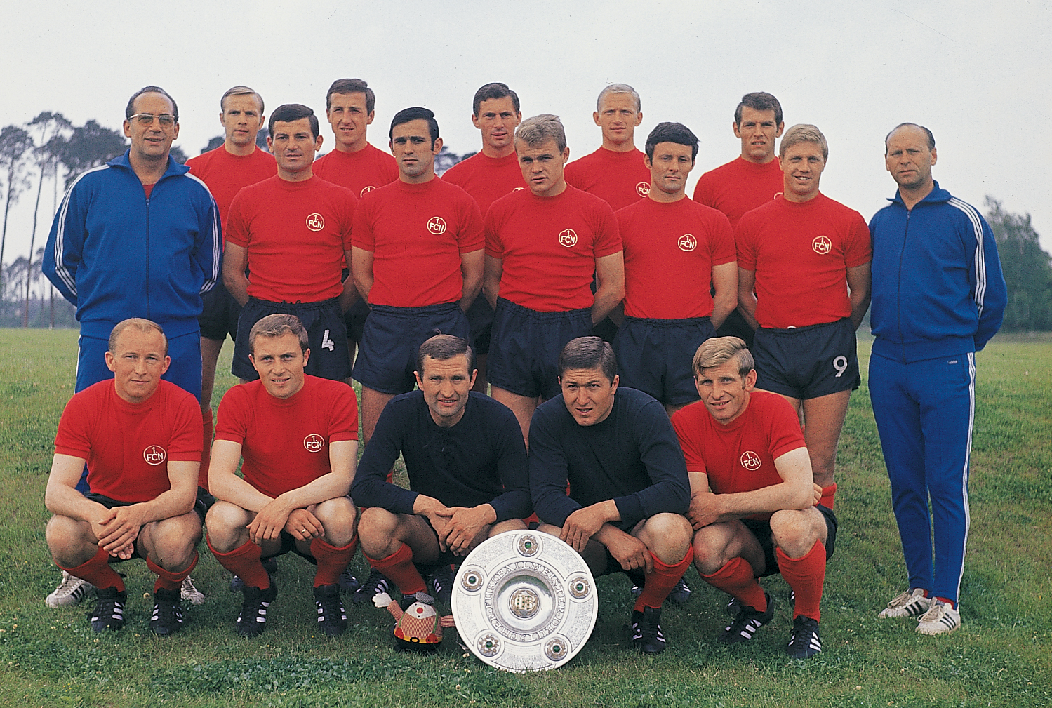 <span  class="uc-style-60570793584" style="font-family:'Open Sans';font-weight:300;font-size:42px;color:#ffffff;">Die Mannschaft von 1967/68</span>