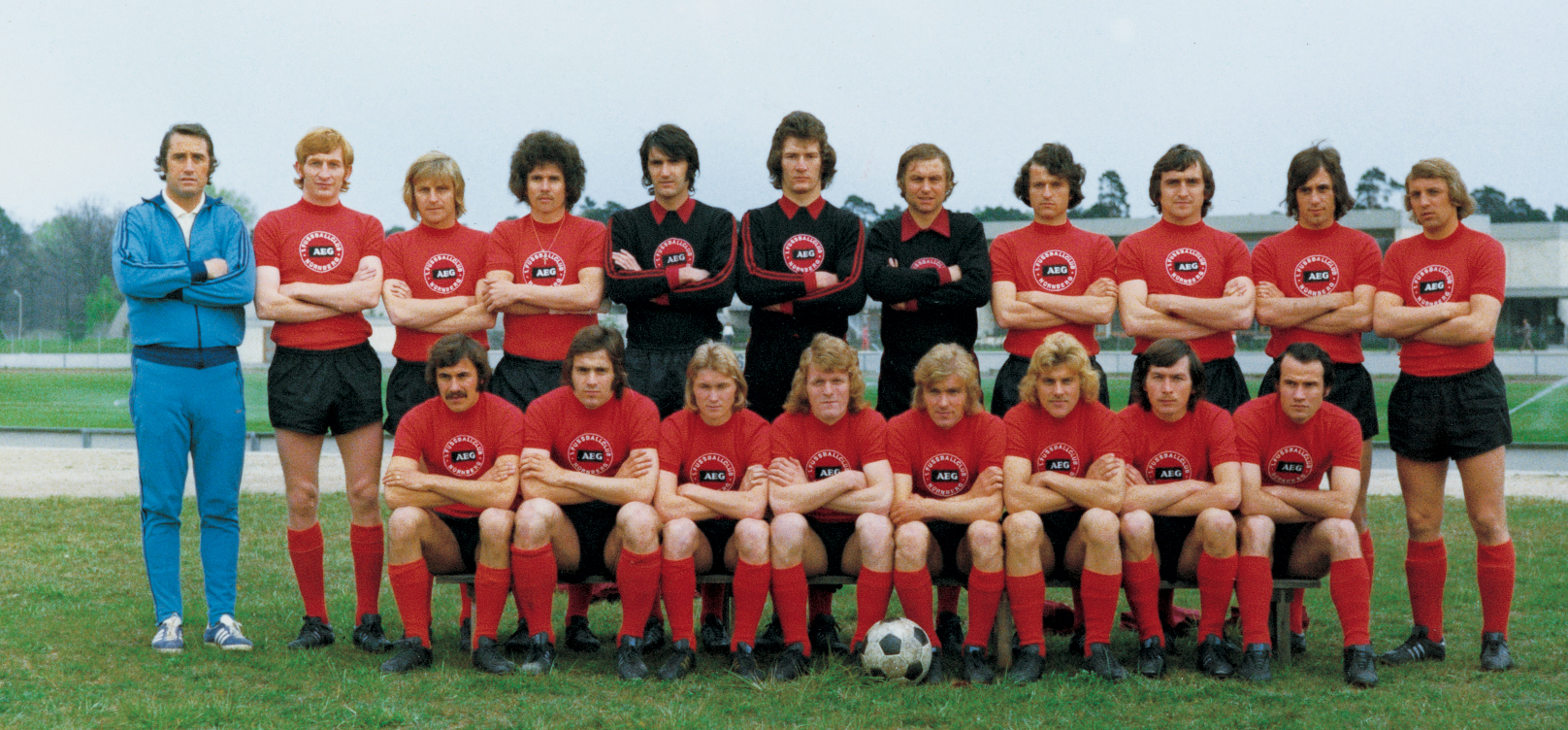 <span  class="uc-style-126080086420" style="font-family:'Open Sans';font-weight:300;font-size:42px;color:#ffffff;">Die Mannschaft von 1973/74</span>