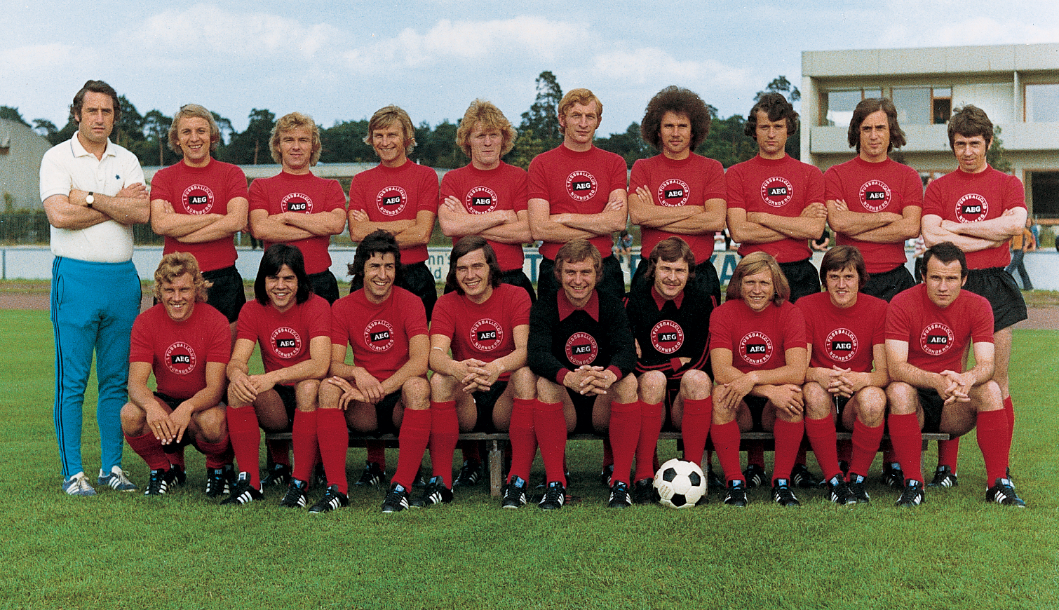 <span  class="uc-style-131468640258" style="font-family:'Open Sans';font-weight:300;font-size:42px;color:#ffffff;">Die Mannschaft von 1974/75</span>