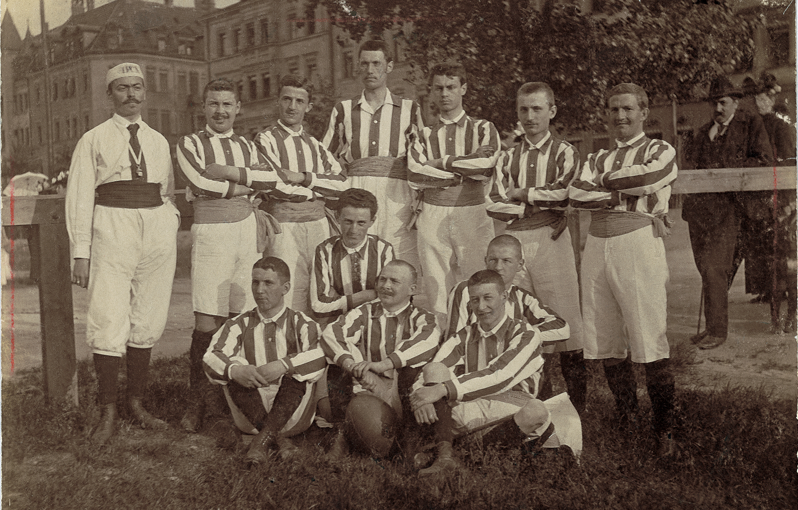 <span  class="uc-style-21332771348" style="font-family:'Open Sans';font-weight:300;font-size:44px;color:#ffffff;">Die Mannschaft von 1900</span>