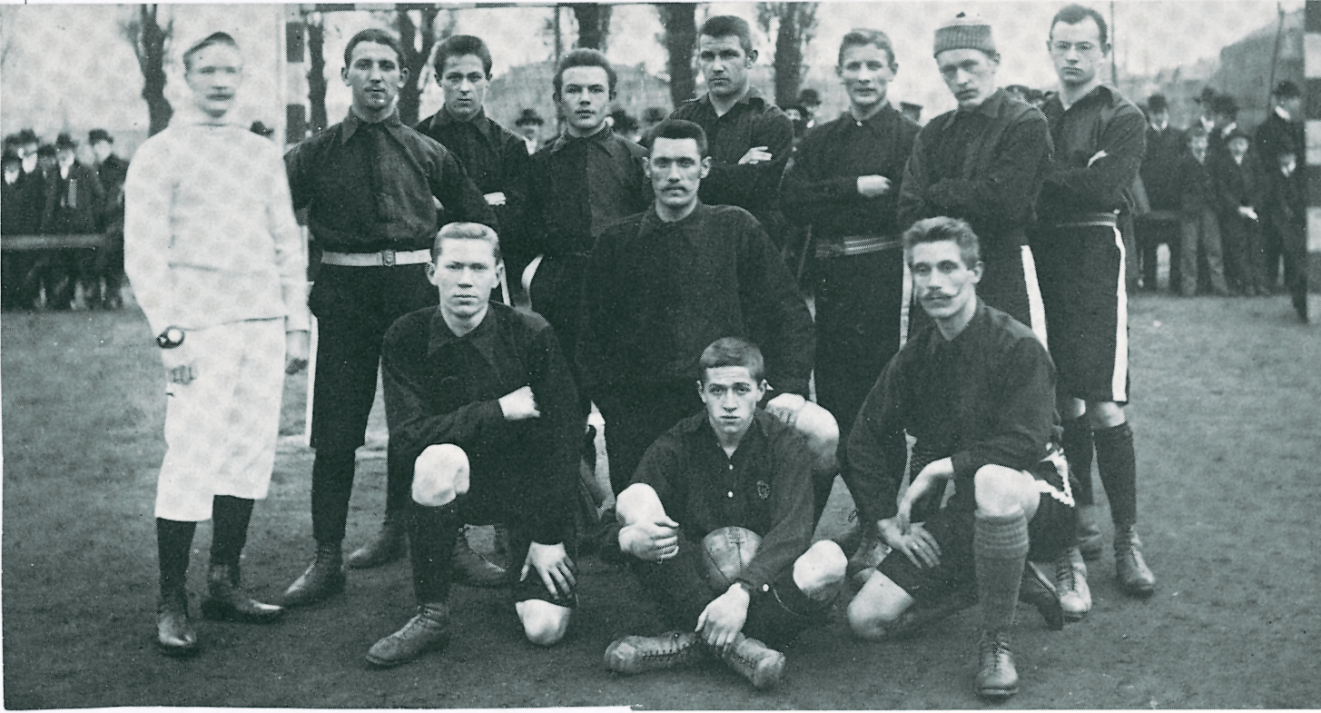 <span  class="uc-style-51040159509" style="font-family:'Open Sans';font-weight:300;font-size:44px;color:#ffffff;">Die Mannschaft von 1903</span>