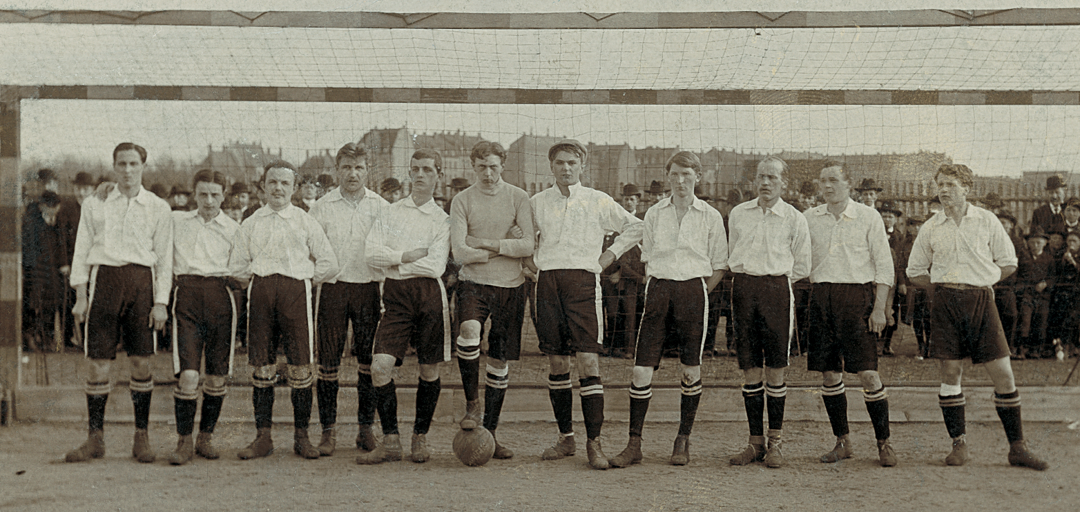 <span  class="uc-style-88351443719" style="font-family:'Open Sans';font-weight:300;font-size:44px;color:#ffffff;">Die Mannschaft von 1906</span>