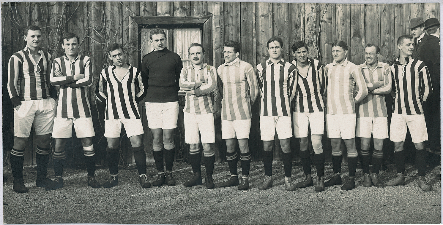 <span  class="uc-style-132313996202" style="font-family:'Open Sans';font-weight:300;font-size:44px;color:#ffffff;">Die Mannschaft von 1911</span>