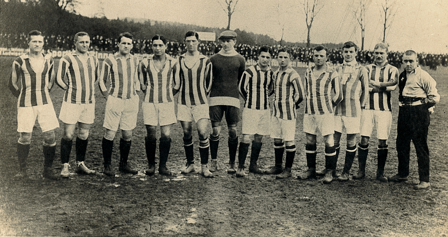 <span  class="uc-style-159679648389" style="font-family:'Open Sans';font-weight:300;font-size:44px;color:#ffffff;">Die Mannschaft von 1913</span>