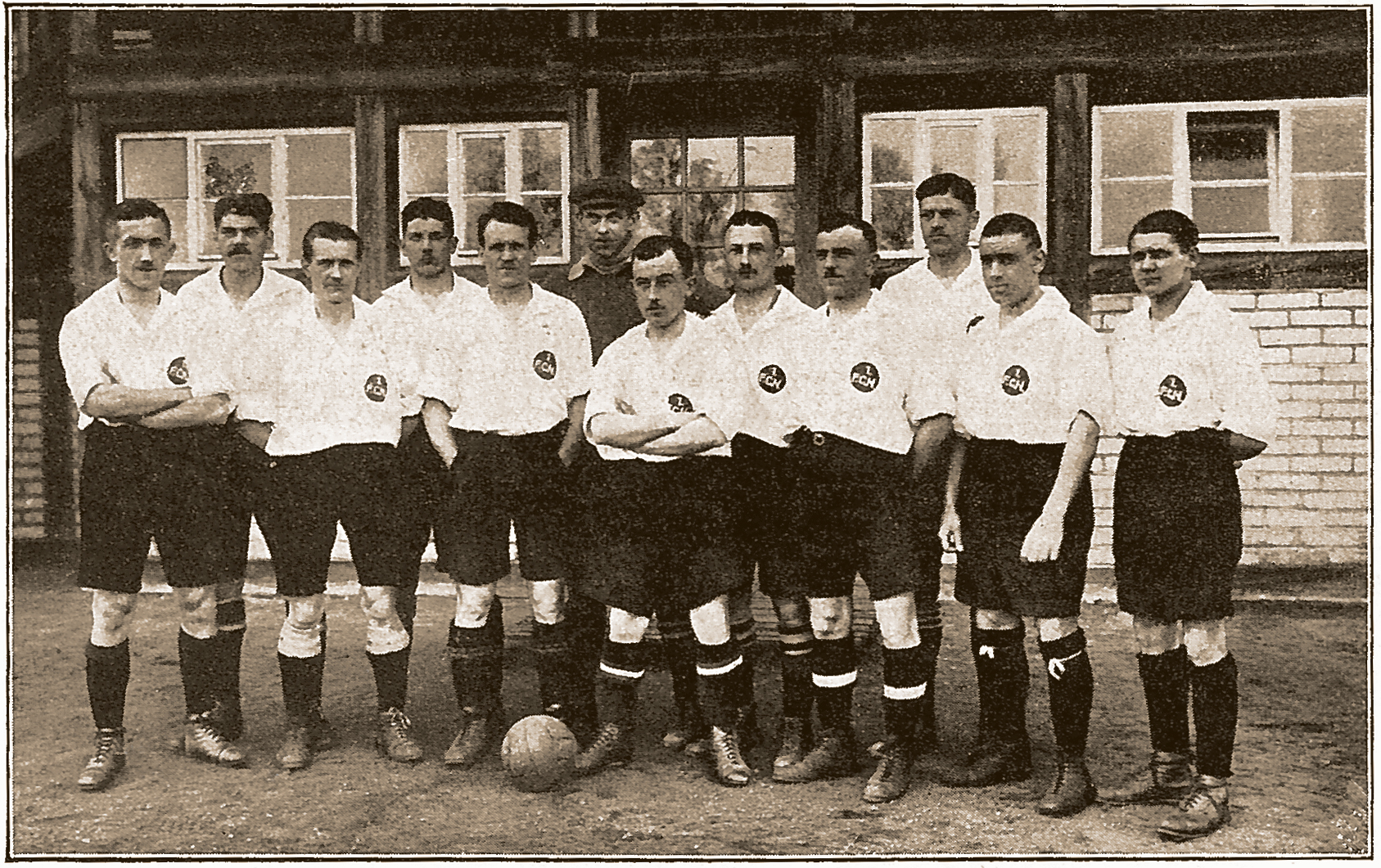 <span  class="uc-style-185673620408" style="font-family:'Open Sans';font-weight:300;font-size:44px;color:#ffffff;">Die Mannschaft von 1918</span>