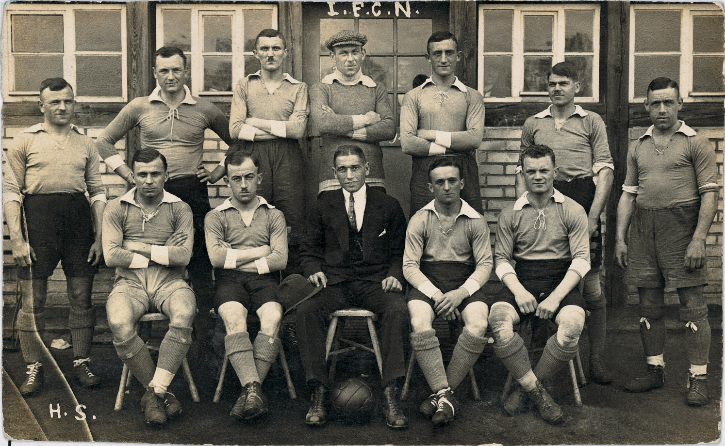 <span  class="uc-style-208739511779" style="font-family:'Open Sans';font-weight:300;font-size:44px;color:#ffffff;">Die Mannschaft von 1920</span>