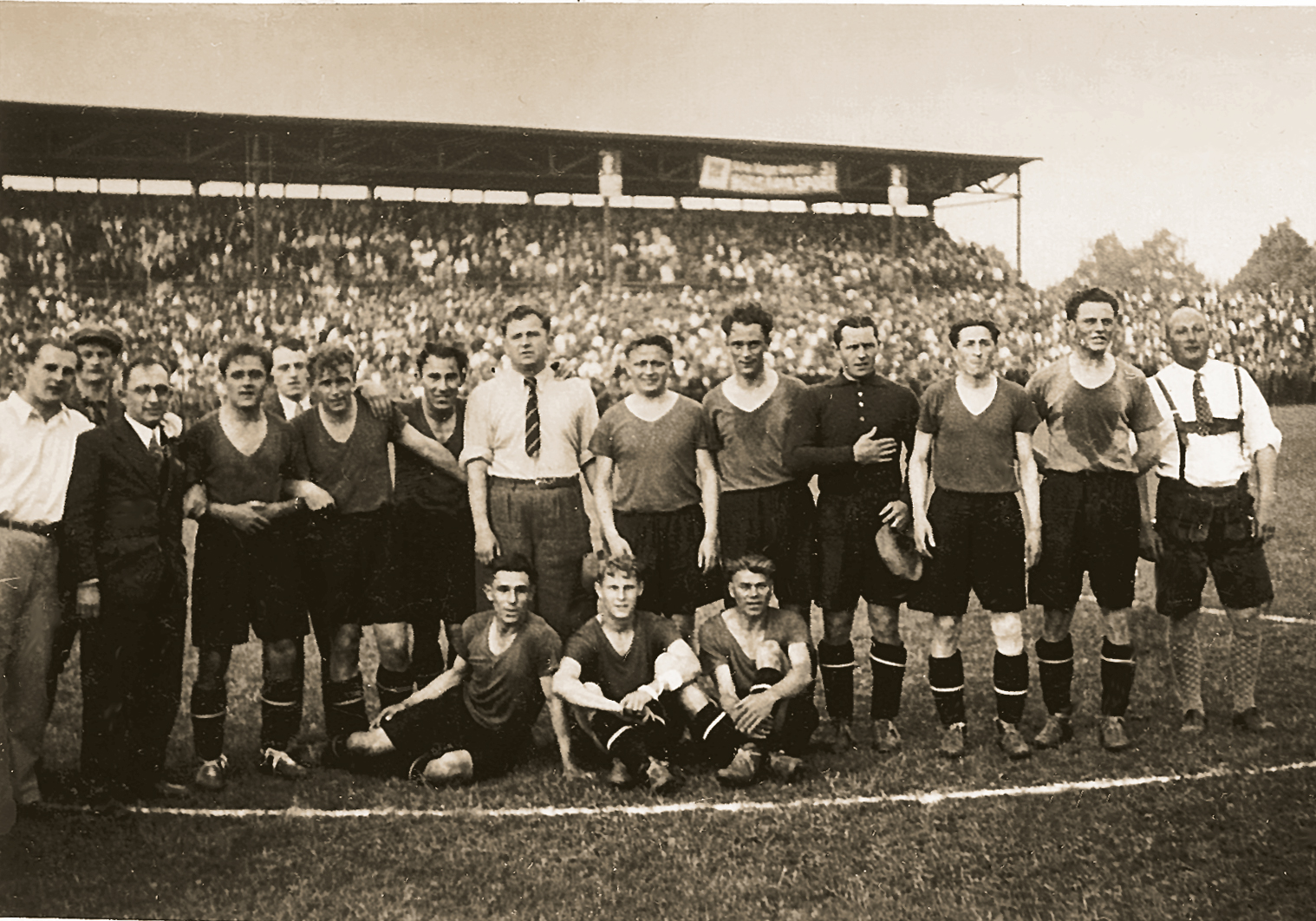 <span  class="uc-style-76699657207" style="font-family:'Open Sans';font-weight:300;font-size:44px;color:#ffffff;">Die Mannschaft von 1933</span>