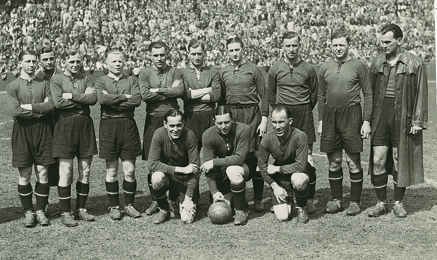 <span  class="uc-style-145621191088" style="font-family:'Open Sans';font-weight:300;font-size:44px;color:#ffffff;">Die Mannschaft von 1940</span>