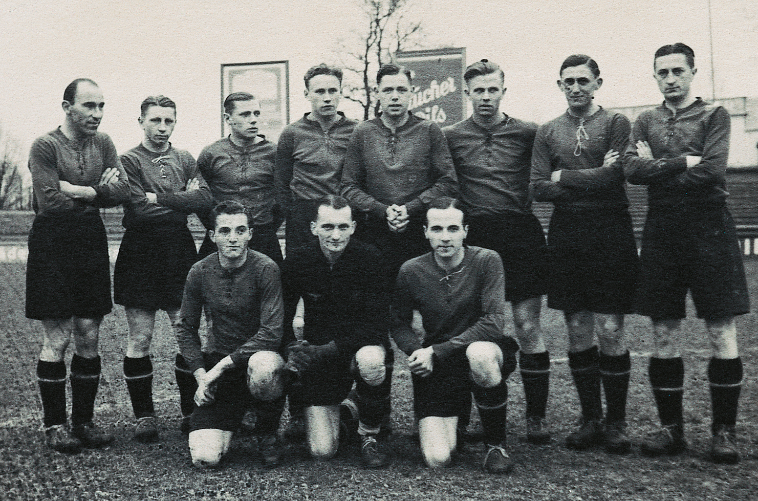 <span  class="uc-style-160794552824" style="font-family:'Open Sans';font-weight:300;font-size:44px;color:#ffffff;">Die Mannschaft von 1942</span>