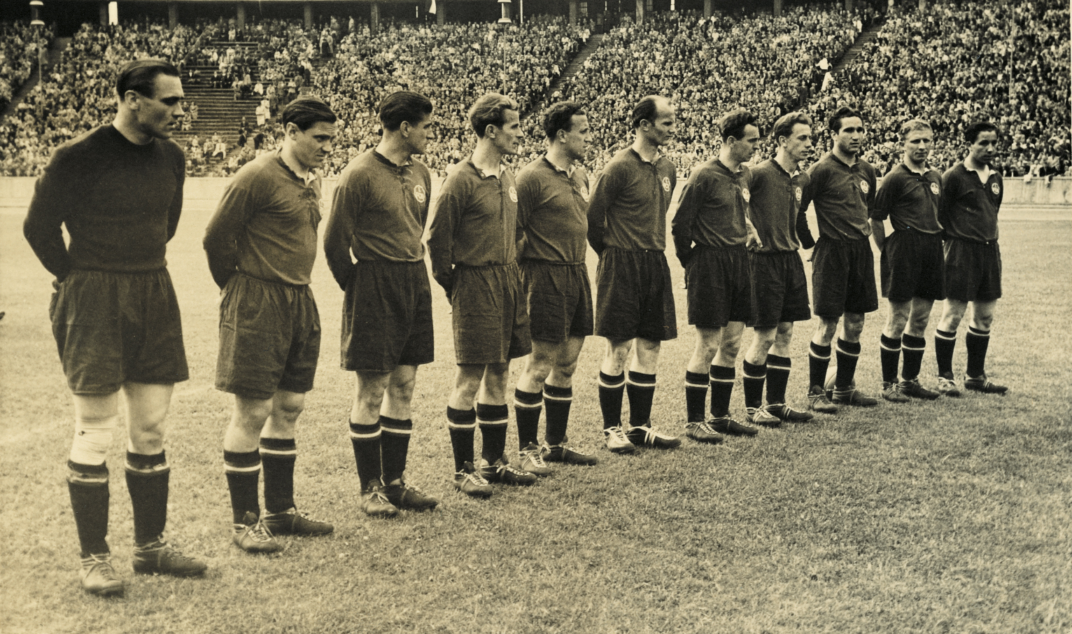 <span  class="uc-style-71069097013" style="font-family:'Open Sans';font-weight:300;font-size:44px;color:#ffffff;">Die Mannschaft von 1951</span>