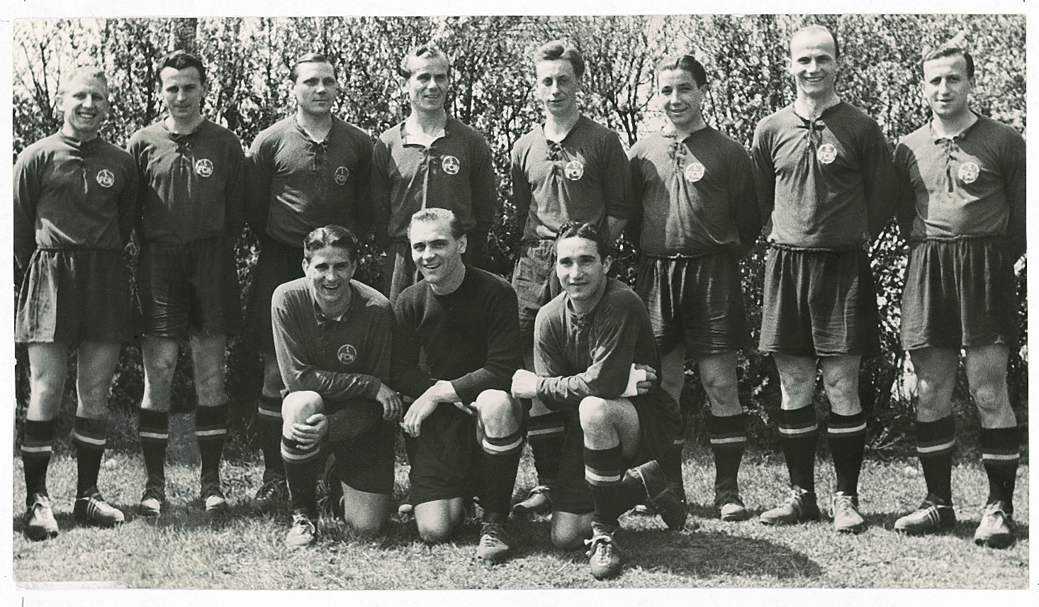 <span  class="uc-style-84437538224" style="font-family:'Open Sans';font-weight:300;font-size:44px;color:#ffffff;">Die Mannschaft von 1952</span>