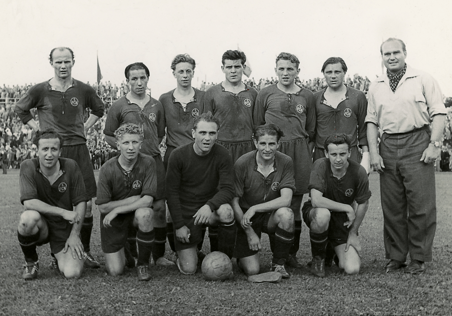 <span  class="uc-style-99304017028" style="font-family:'Open Sans';font-weight:300;font-size:44px;color:#ffffff;">Die Mannschaft von 1953</span>