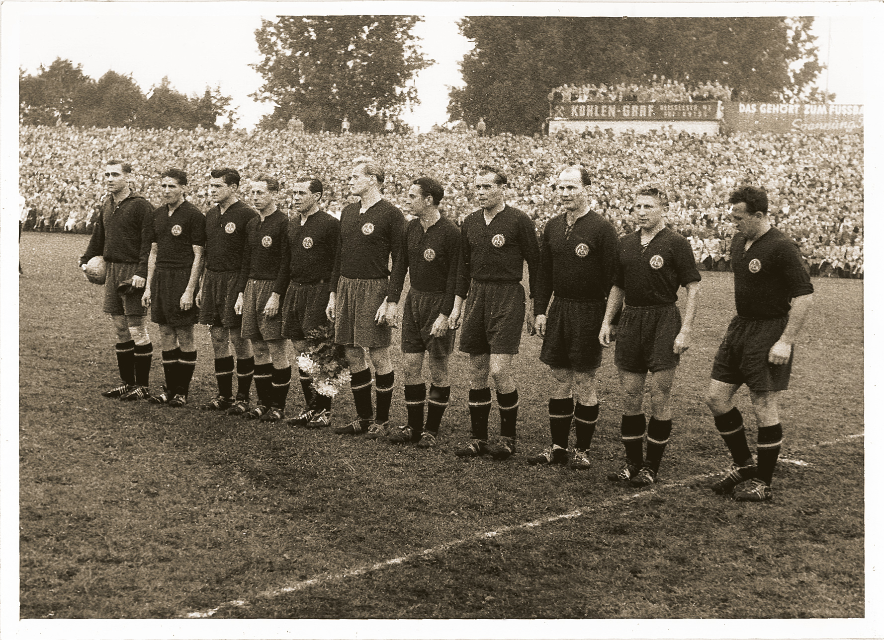 <span  class="uc-style-104174001689" style="font-family:'Open Sans';font-weight:300;font-size:44px;color:#ffffff;">Die Mannschaft von 1954</span>