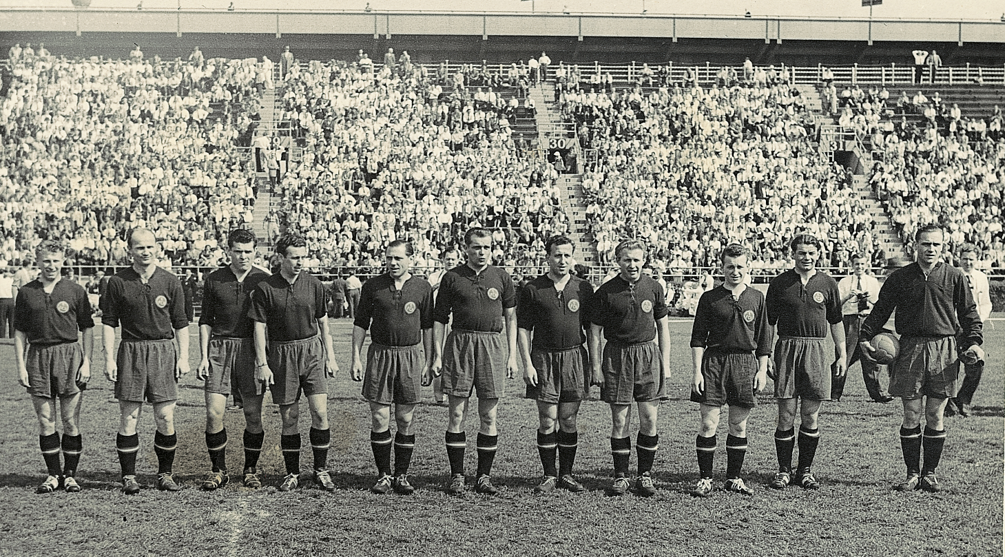 <span  class="uc-style-114045042288" style="font-family:'Open Sans';font-weight:300;font-size:44px;color:#ffffff;">Die Mannschaft von 1955</span>