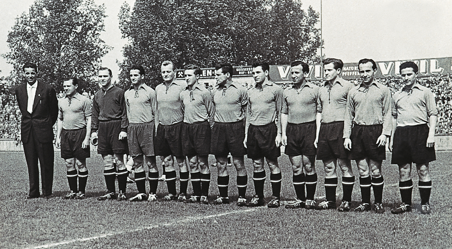 <span  class="uc-style-23372339855" style="font-family:'Open Sans';font-weight:300;font-size:42px;color:#ffffff;">Die Mannschaft von 1956</span>