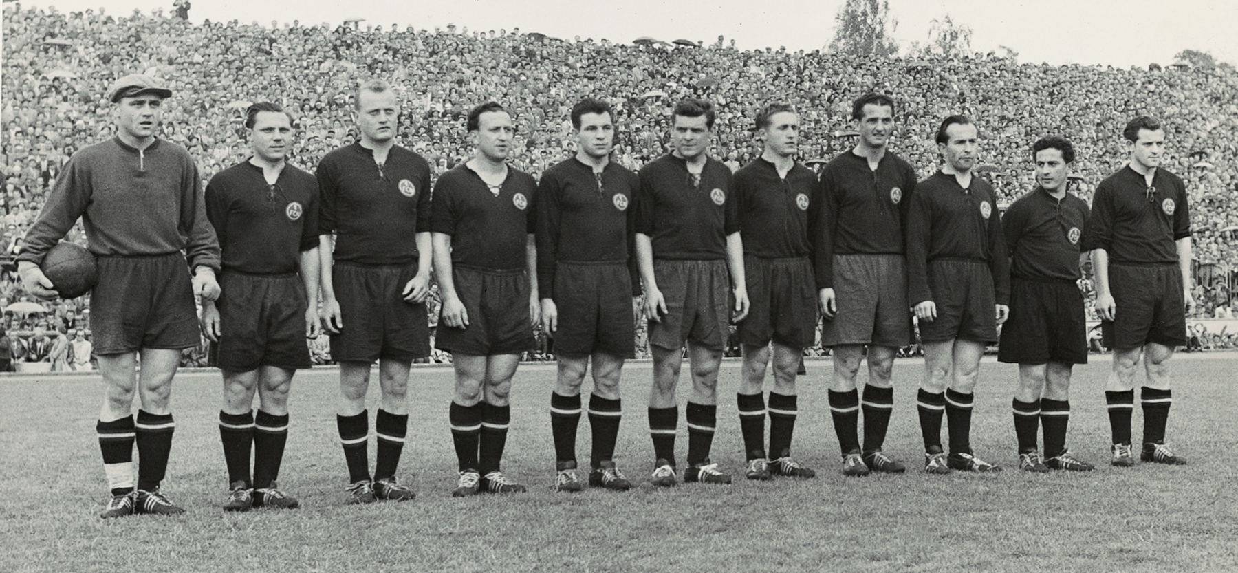 <span  class="uc-style-39682811797" style="font-family:'Open Sans';font-weight:300;font-size:42px;color:#ffffff;">Die Mannschaft von 1957</span>