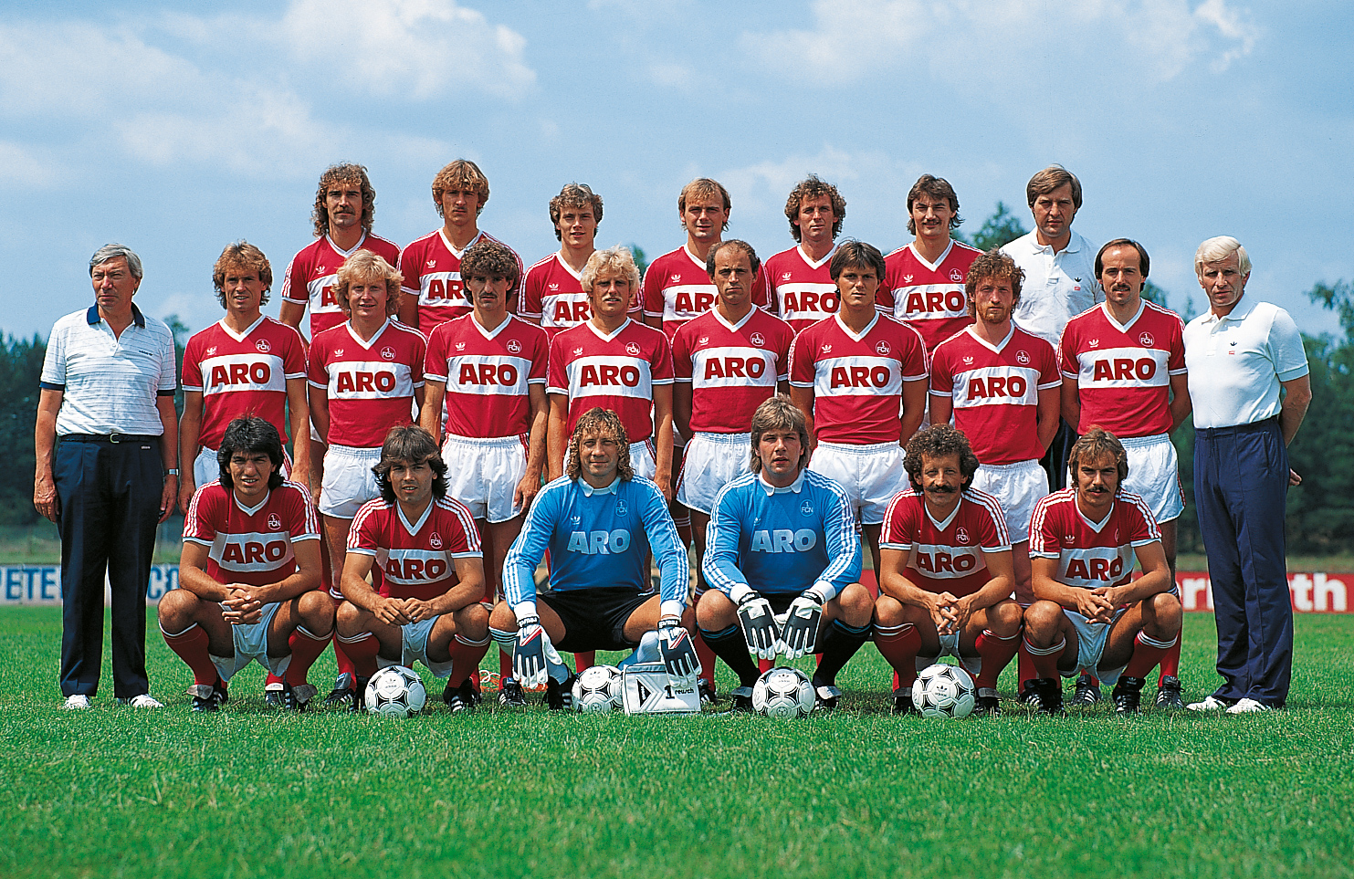 <span  class="uc-style-89734235250" style="font-family:'Open Sans';font-weight:300;font-size:42px;color:#ffffff;">Die Mannschaft von 1983/84</span>