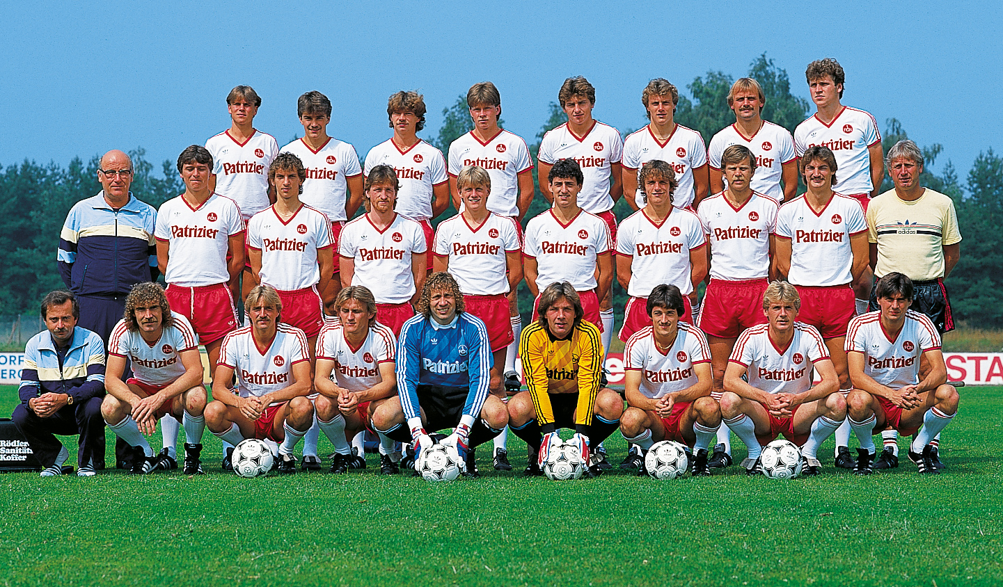 <span  class="uc-style-93340903664" style="font-family:'Open Sans';font-weight:300;font-size:42px;color:#ffffff;">Die Mannschaft von 1984/85</span>