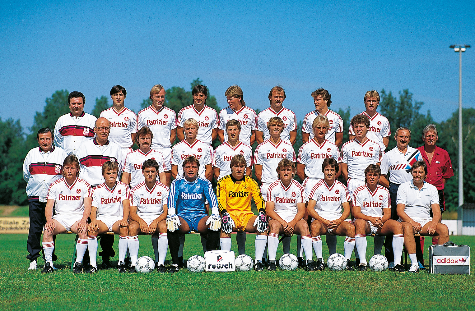 <span  class="uc-style-117023647533" style="font-family:'Open Sans';font-weight:300;font-size:42px;color:#ffffff;">Die Mannschaft von 1986/87</span>