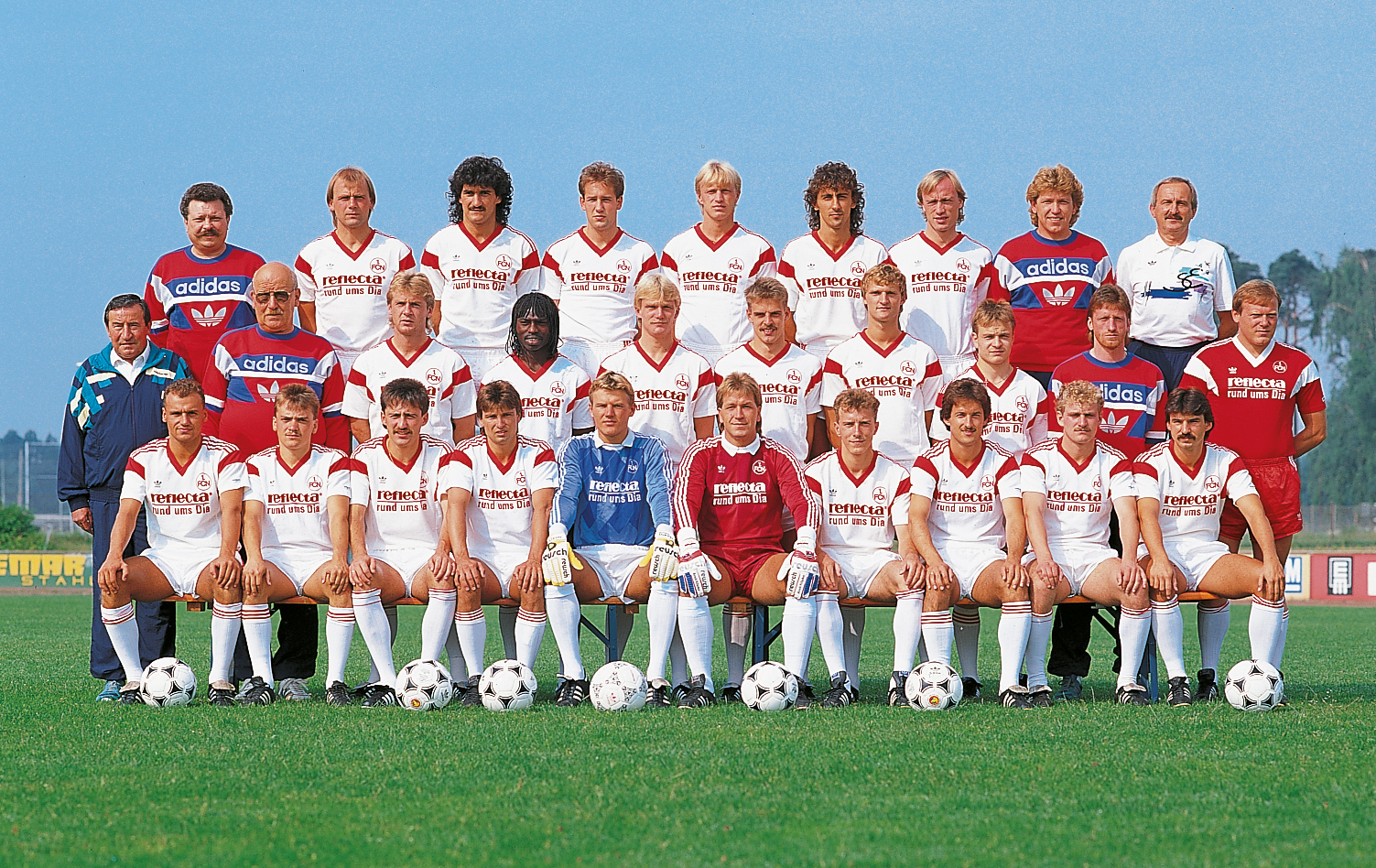 <span  class="uc-style-132549996601" style="font-family:'Open Sans';font-weight:300;font-size:42px;color:#ffffff;">Die Mannschaft von 1988/89</span>