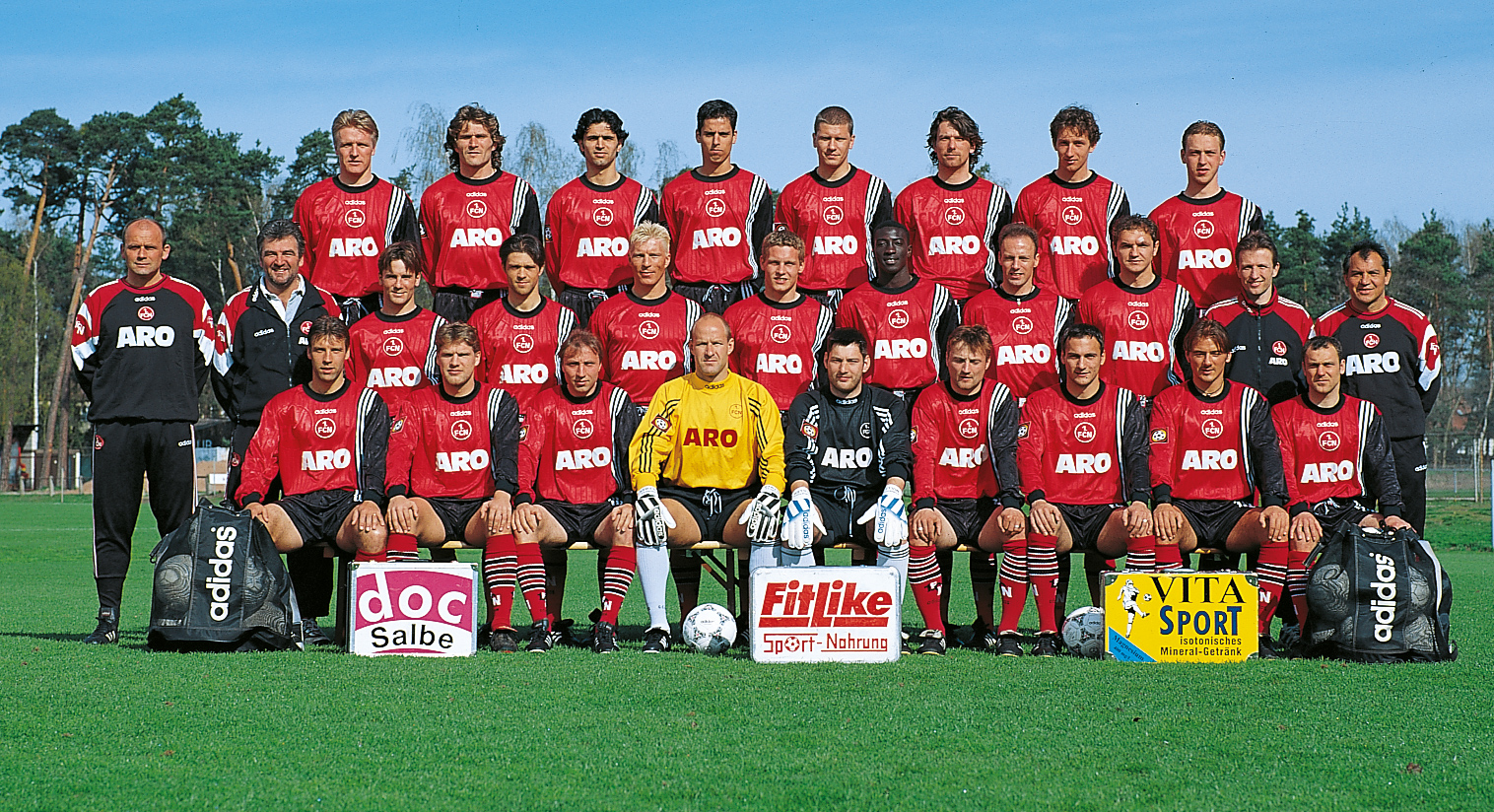 <span  class="uc-style-34823768197" style="font-family:'Open Sans';font-weight:300;font-size:42px;color:#ffffff;">Die Mannschaft von 1997/98</span>