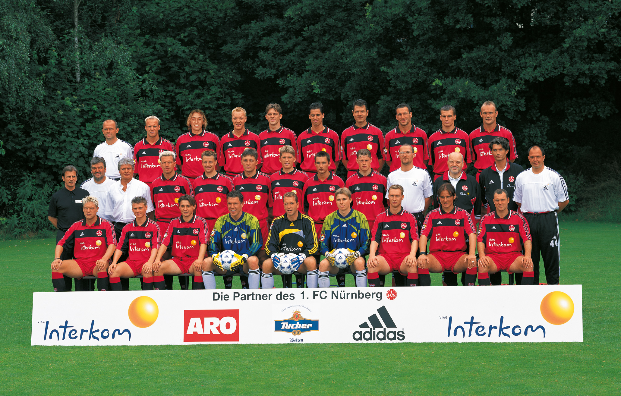 <span  class="uc-style-55346623354" style="font-family:'Open Sans';font-weight:300;font-size:42px;color:#ffffff;">Die Mannschaft von 1999/2000</span>