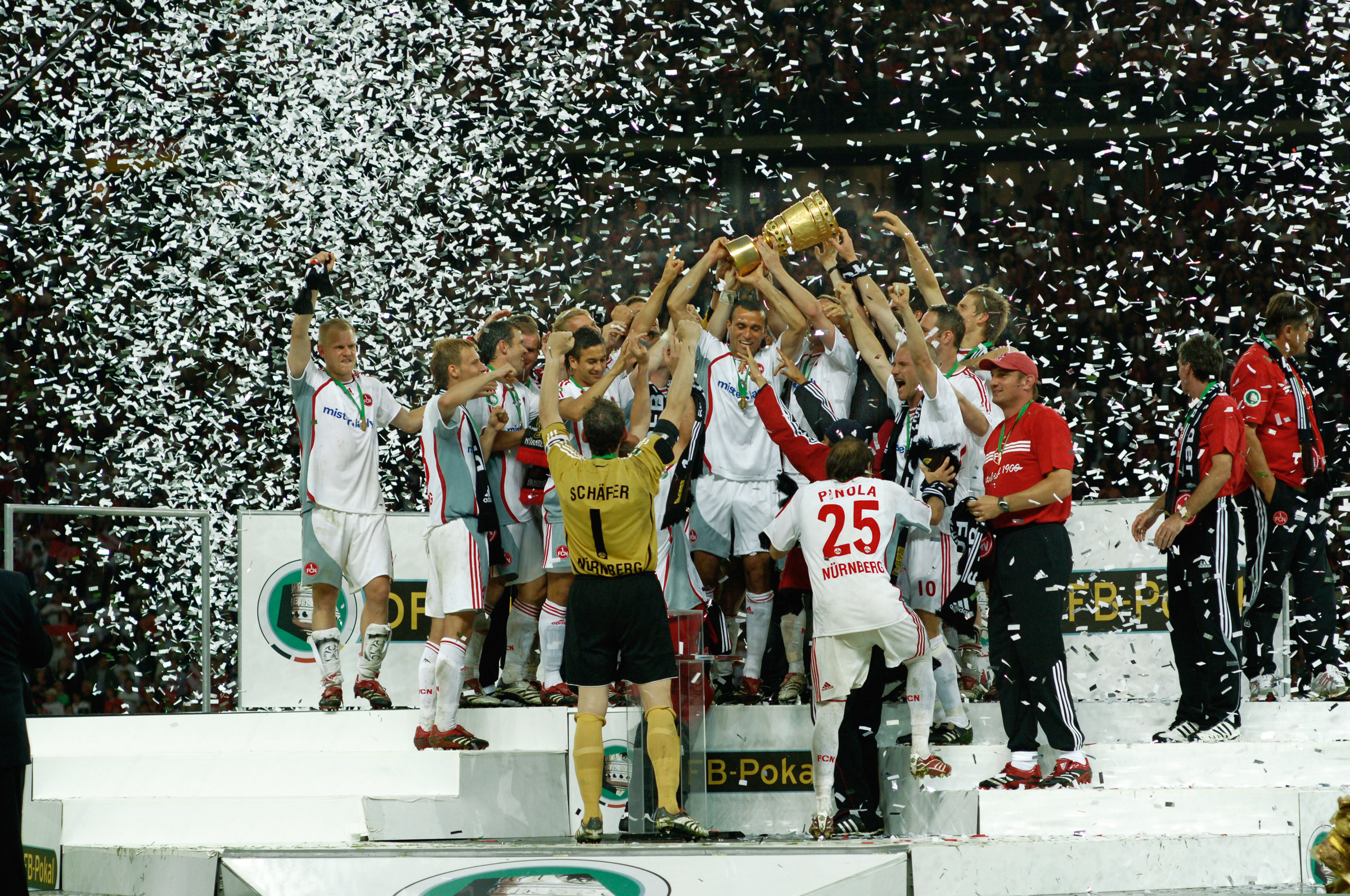 <span  class="uc-style-55727898508" style="font-family:'Open Sans';font-weight:300;font-size:22px;color:#ffffff;">26. Mai 2007 – Im Konfettiregen: Der Club ist DFB-Pokalsieger 2007</span>