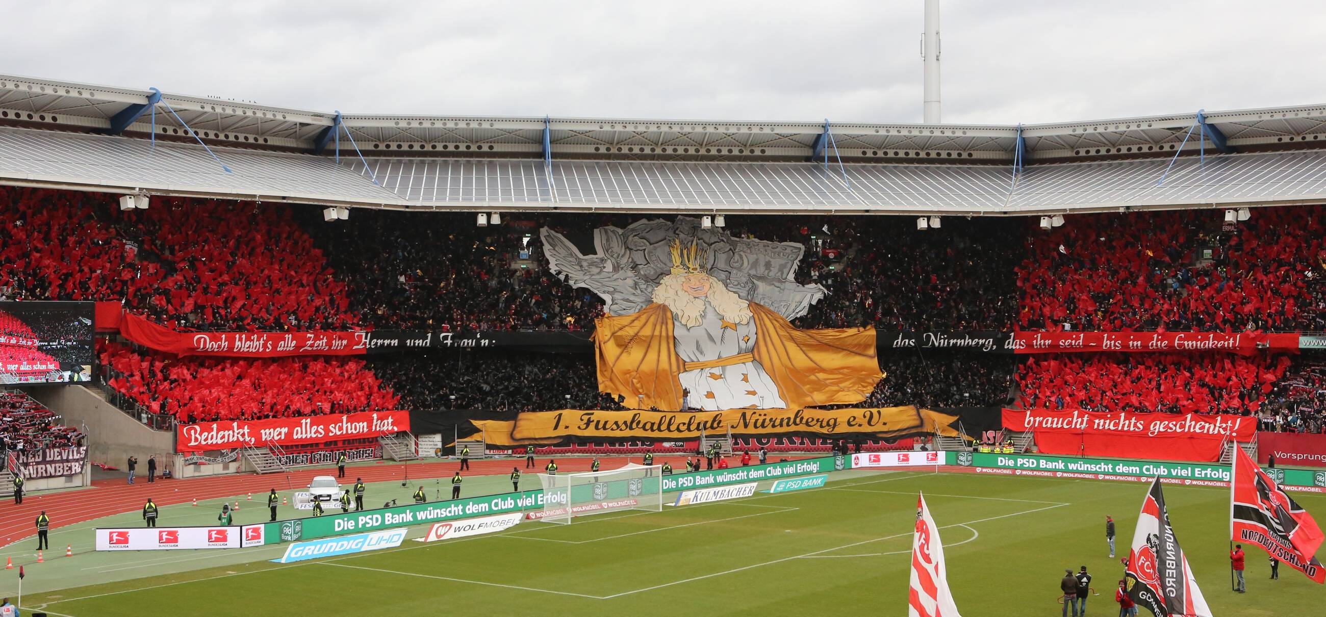 <span  class="uc-style-105734459806" style="font-family:'Open Sans';font-weight:300;font-size:20px;color:#ffffff;">20. Dezember 2014 – Ein fränkisches Derby bleibt immer etwas Besonderes, zumal, wenn es im heimischen Achteck stattfindet. Kurz vor Weihnachten gastierte der Nachbar aus Fürth im Nürnberger Achteck und die Nordkurve hatte sich eigens für diesen Anlass eine besonders aufwendige Choreografie einfallen lassen. 1. FC Nürnberg – SpVgg Greuther Fürth 0:0</span>