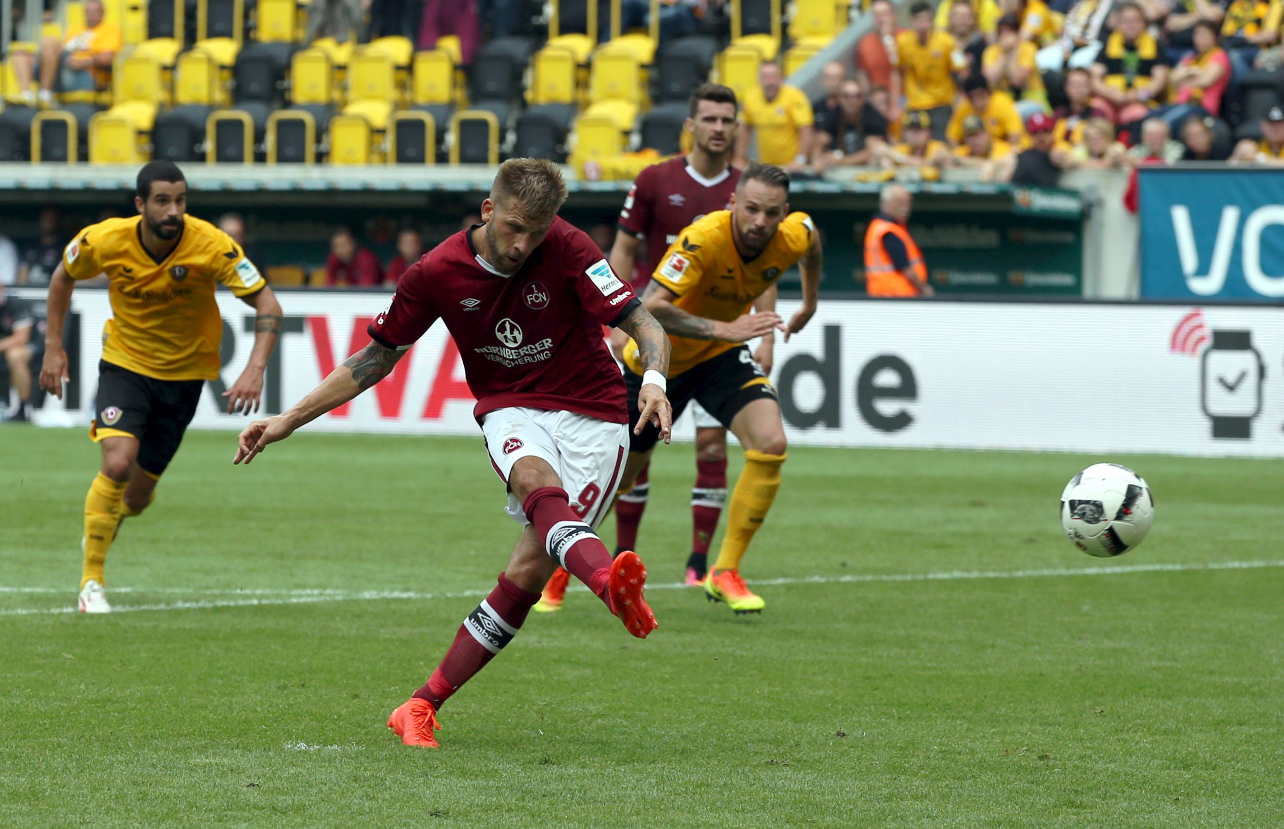 <span  class="uc-style-23932206123" style="font-family:'Open Sans';font-weight:300;font-size:20px;color:#ffffff;">6. August 2016 – Burgstaller bringt den Club am ersten Spieltag gegen Dynamo Dresden mit einem verwandelten Elfmeter in Führung, in der 94. Minute treffen die Sachsen jedoch zum 1:1-Endstand. Dynamo Dresden – 1. FC Nürnberg 1:1 (0:1)</span>