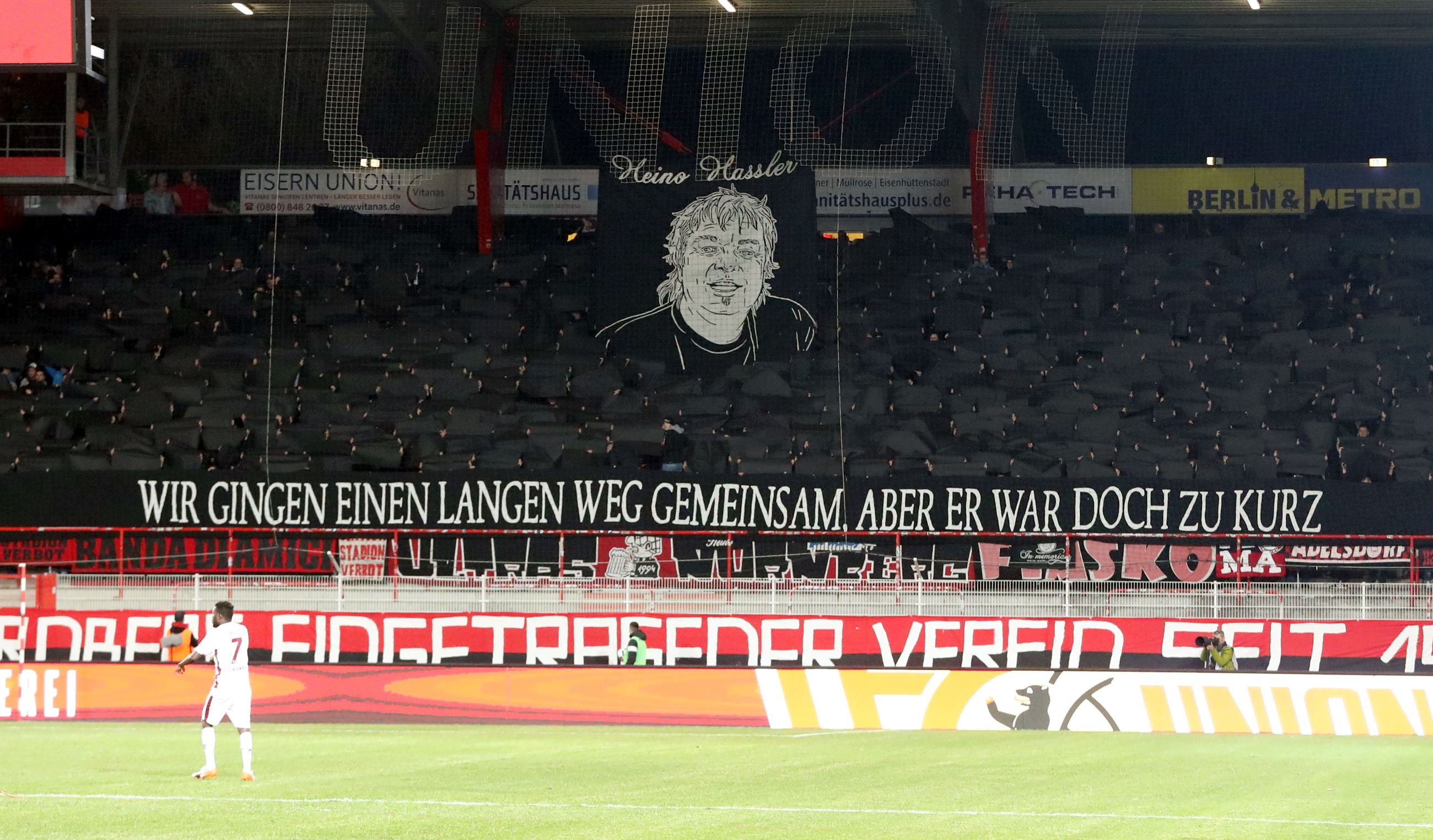 <span  class="uc-style-78796454775" style="font-family:'Open Sans';font-weight:300;font-size:20px;color:#ffffff;">20. März 2017 – Beim Auswärtsspiel gegen Union Berlin gedenken die Club-Fans mit einer Stadionchoreographie des überraschend verstorbenen langjährigen Fan-Projekt-Mitarbeiters und eingefleischten Club-Fans Heino Hassler. 1. FC Union Berlin – 1. FC Nürnberg 1:0 (0:0)</span>