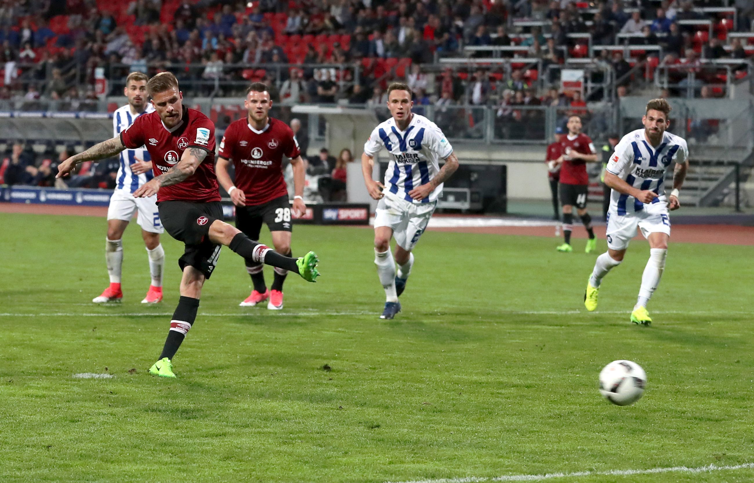 <span  class="uc-style-83890794396" style="font-family:'Open Sans';font-weight:300;font-size:20px;color:#ffffff;">31. März 2017 – Zweiter Heimsieg in Folge für den 1. FCN. Nach einem 1:0 über Arminia Bielefeld bezwingt der Club den Karlsruher SC vor 25.313 Zuschauern durch einen Elfmeter-Doppelpack von Tobias Kempe. 1. FC Nürnberg – Karlsruher SC 2:1 (0:1)</span>