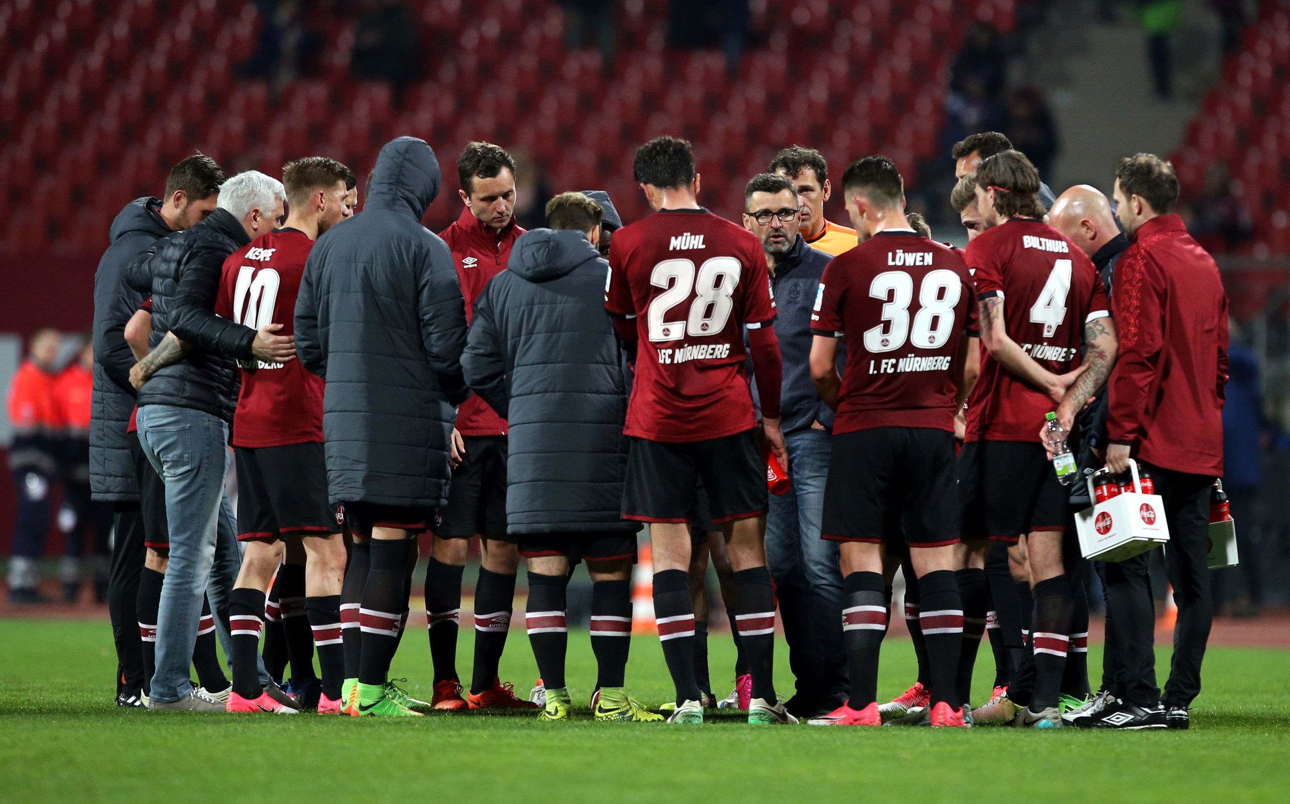 <span  class="uc-style-92250138047" style="font-family:'Open Sans';font-weight:300;font-size:20px;color:#ffffff;">7. April 2017 – Nach zwei Heimsiegen in Folge muss der 1. FC Nürnberg vor heimischer Kulisse wieder eine Niederlage hinnehmen. Vor 28.889 Zuschauern unterliegt der Club am 28. Spieltag dem FC St. Pauli nach einem Doppelpack von Aziz Bouhadddouz. 1. FC Nürnberg – FC St. Pauli 0:2 (0:0)</span>