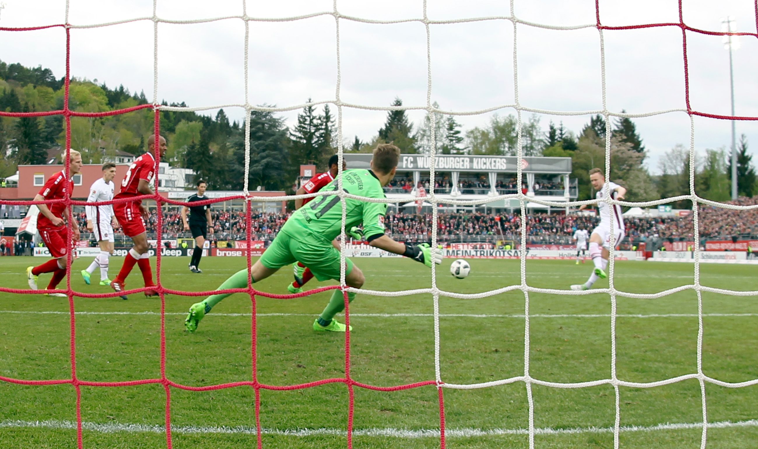 <span  class="uc-style-103196184749" style="font-family:'Open Sans';font-weight:300;font-size:20px;color:#ffffff;">23. April 2017 – Der 1. FC Nürnberg fährt vom Auswärtsspiel in mit einem Punkt nach Hause. Der Club trennt sich am 30. Spieltag vom FC Würzburger Kickers mit 1:1. Cedric Teuchert gleicht die Führung von Valdet Rama in der Schlussphase noch aus. FC Würzburger Kickers – 1. FC Nürnberg 1:1 (1:0)</span>