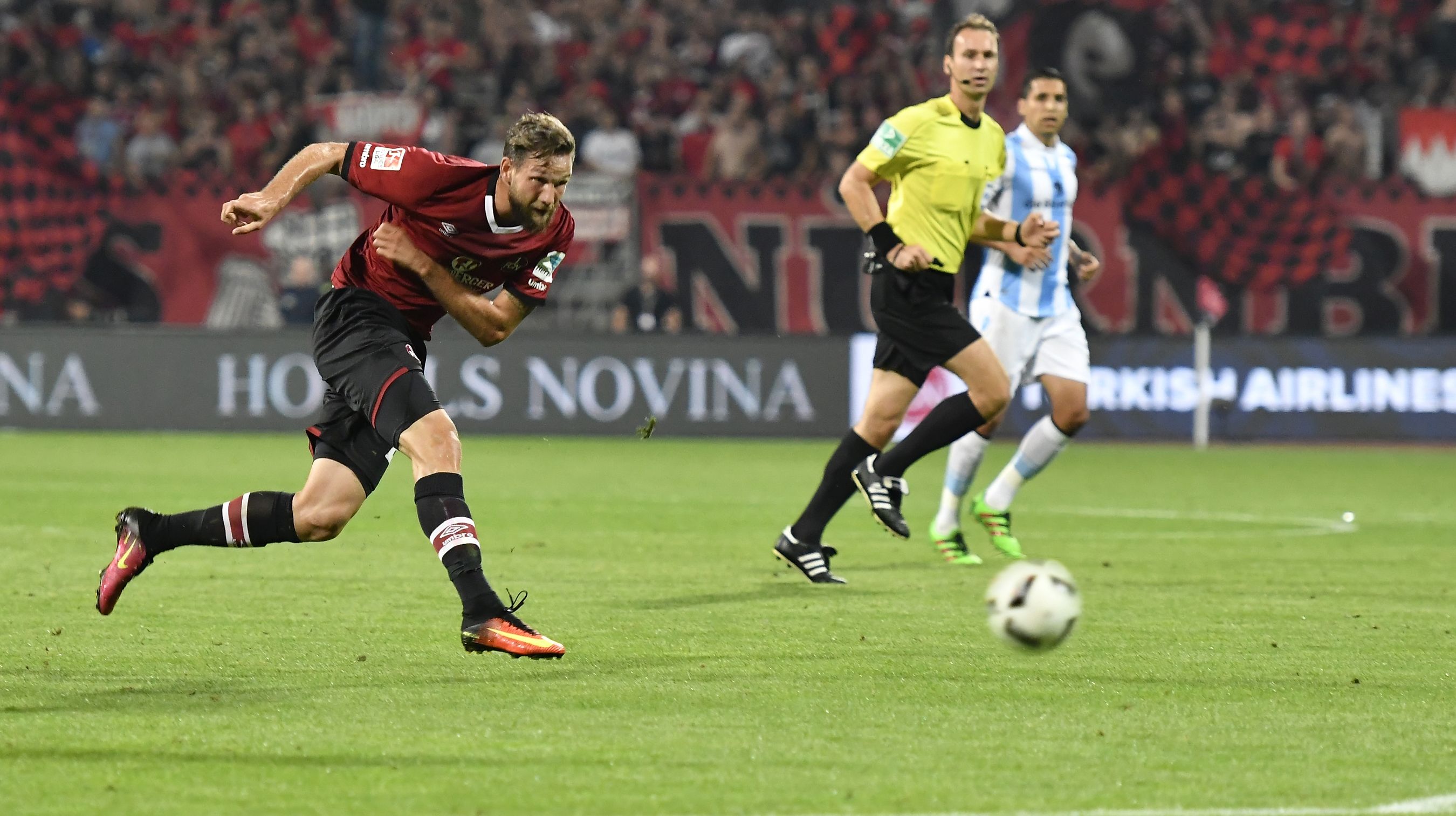 <span  class="uc-style-34138529454" style="font-family:'Open Sans';font-weight:300;font-size:20px;color:#ffffff;">12. September 2016 – Am vierten Spieltag gegen 1860 München bekommt Tim Matavz die Kugel 25 Meter vor dem Tor in zentraler Position und hält einfach mal drauf. Tor zum 1:1! 1. FC Nürnberg – 1860 München 1:2 (1:1)</span>