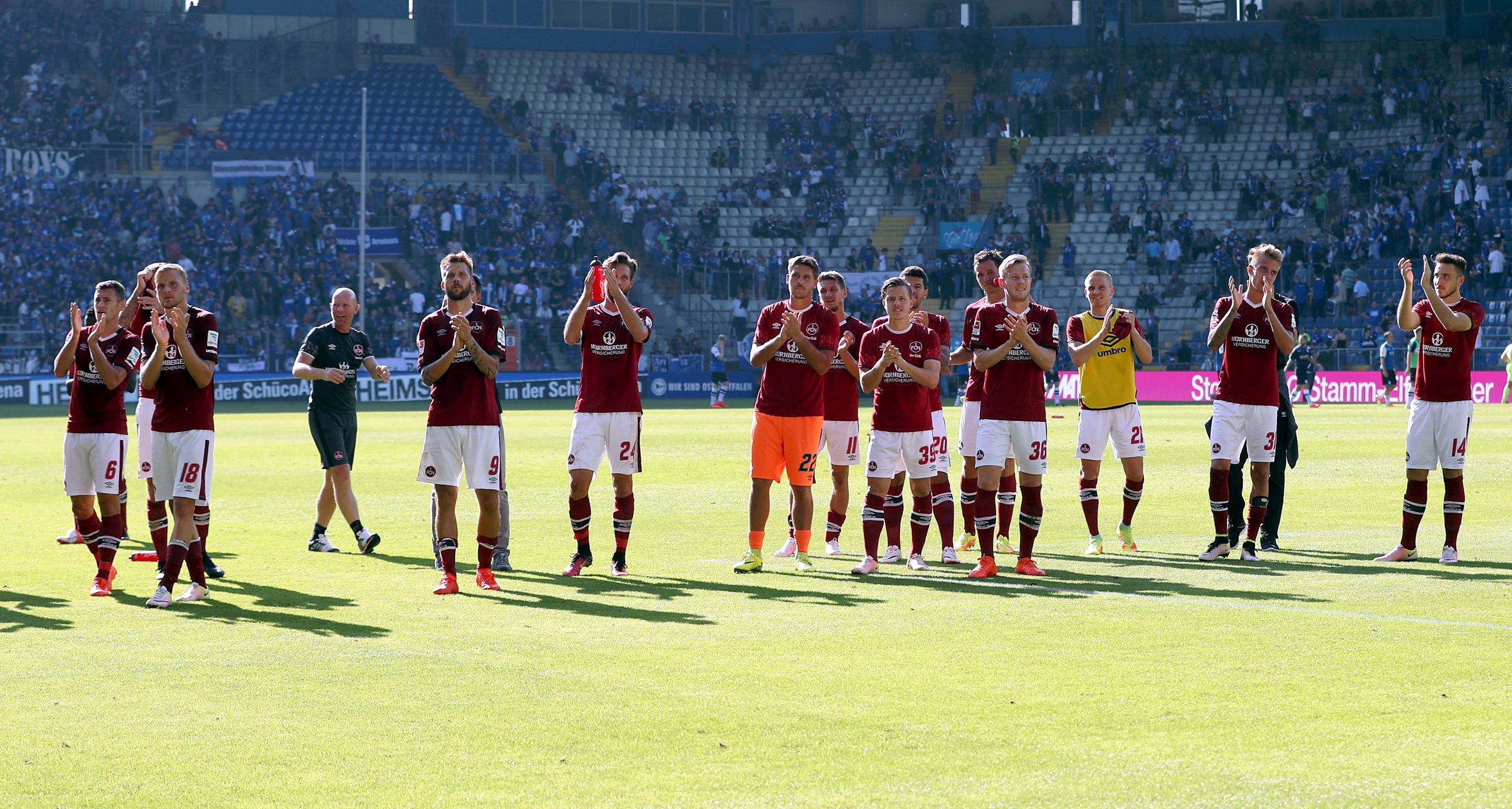 <span  class="uc-style-43283775489" style="font-family:'Open Sans';font-weight:300;font-size:20px;color:#ffffff;">25. September 2016 – Der Bann ist gebrochen. Der 1. FC Nürnberg hat am 7. Spieltag den ersten Sieg gefeiert. Der Club gewinnt bei Arminia Bielefeld mit 3:1. Vor 16.671 Zuschauer erzielen Guido Burgstaller (2) und Tim Matavz die Tore. Arminia Bielefeld – 1. FC Nürnberg 1:3 (1:0)</span>